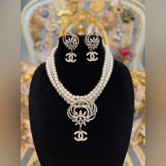 Elegant Pearl and Rhinestone Jewelry Set - Picture 1 of 5